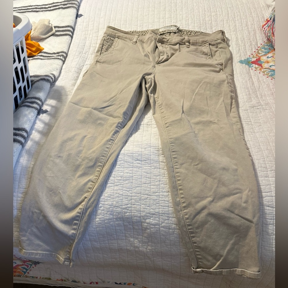 Torrid Military Twill 3.5” crops size 20, Tan in EUC.
